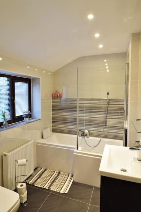 Mikes At Menai - Stylish & Spacious 3 Bed House In Menai Bridge. Eksteriør bilde